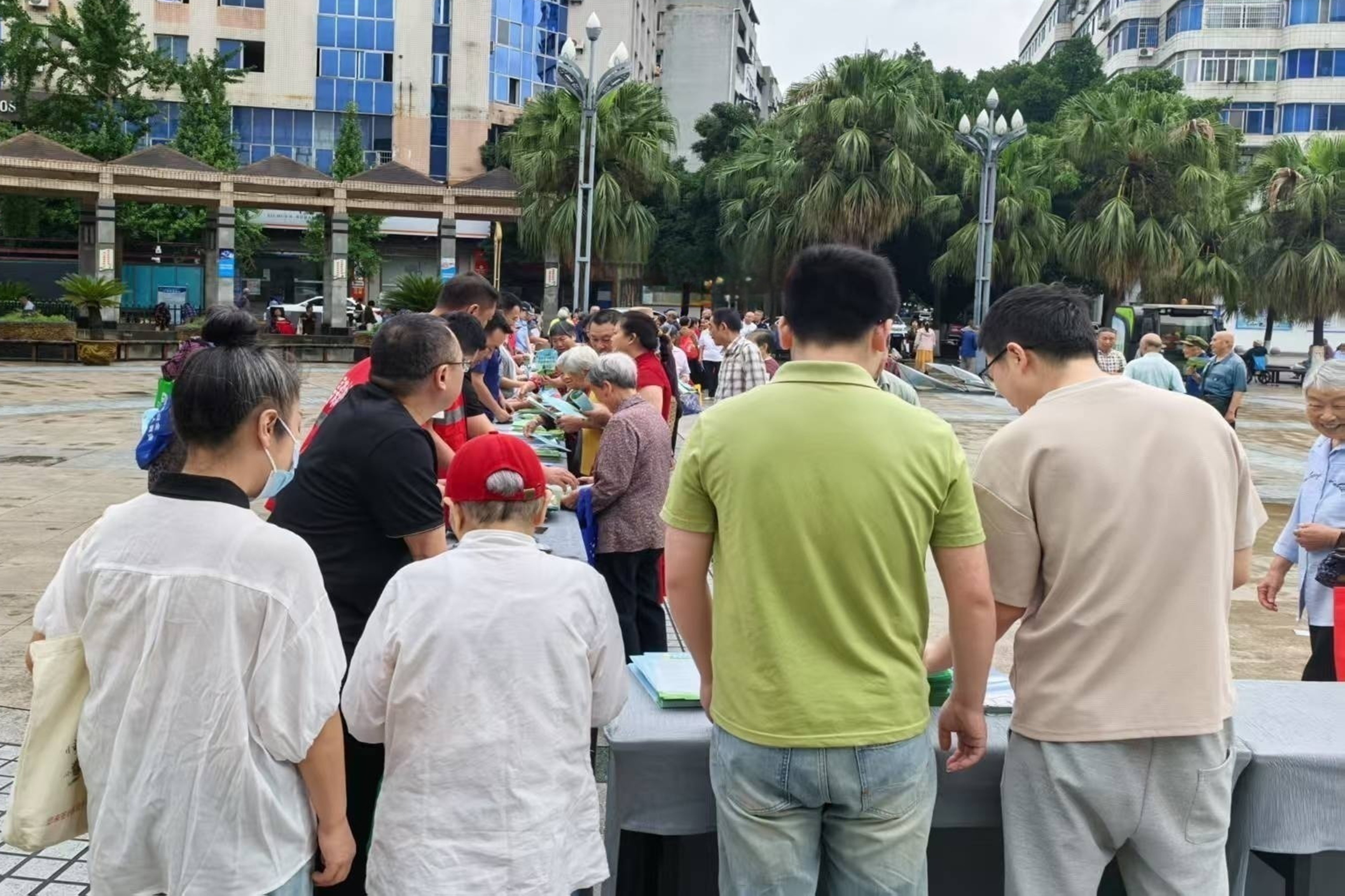 群众驻足相识土地相关知识