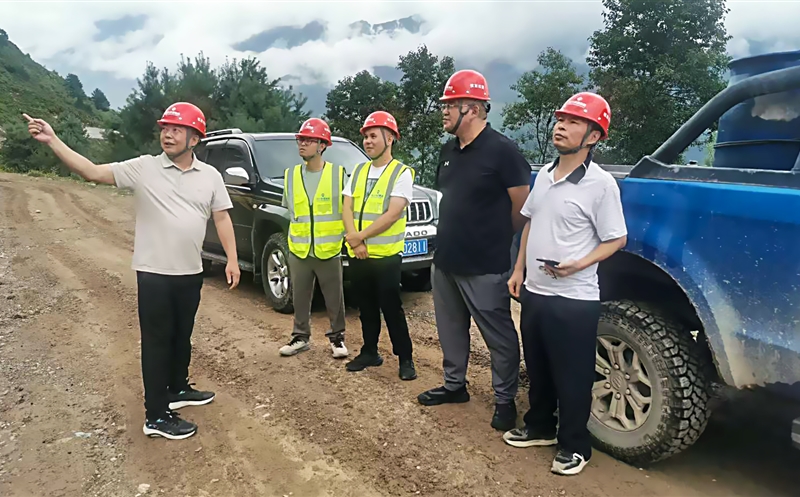 攀西公司向导检查布拖县农村蹊径建设