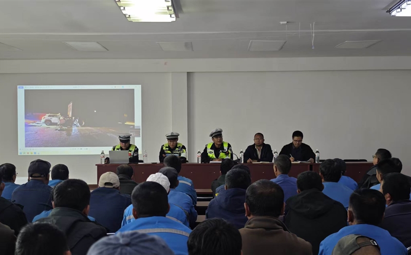 鑫顺矿业所属海鑫矿业联合门源县公安局交警大队开展交通清静警示教育培训