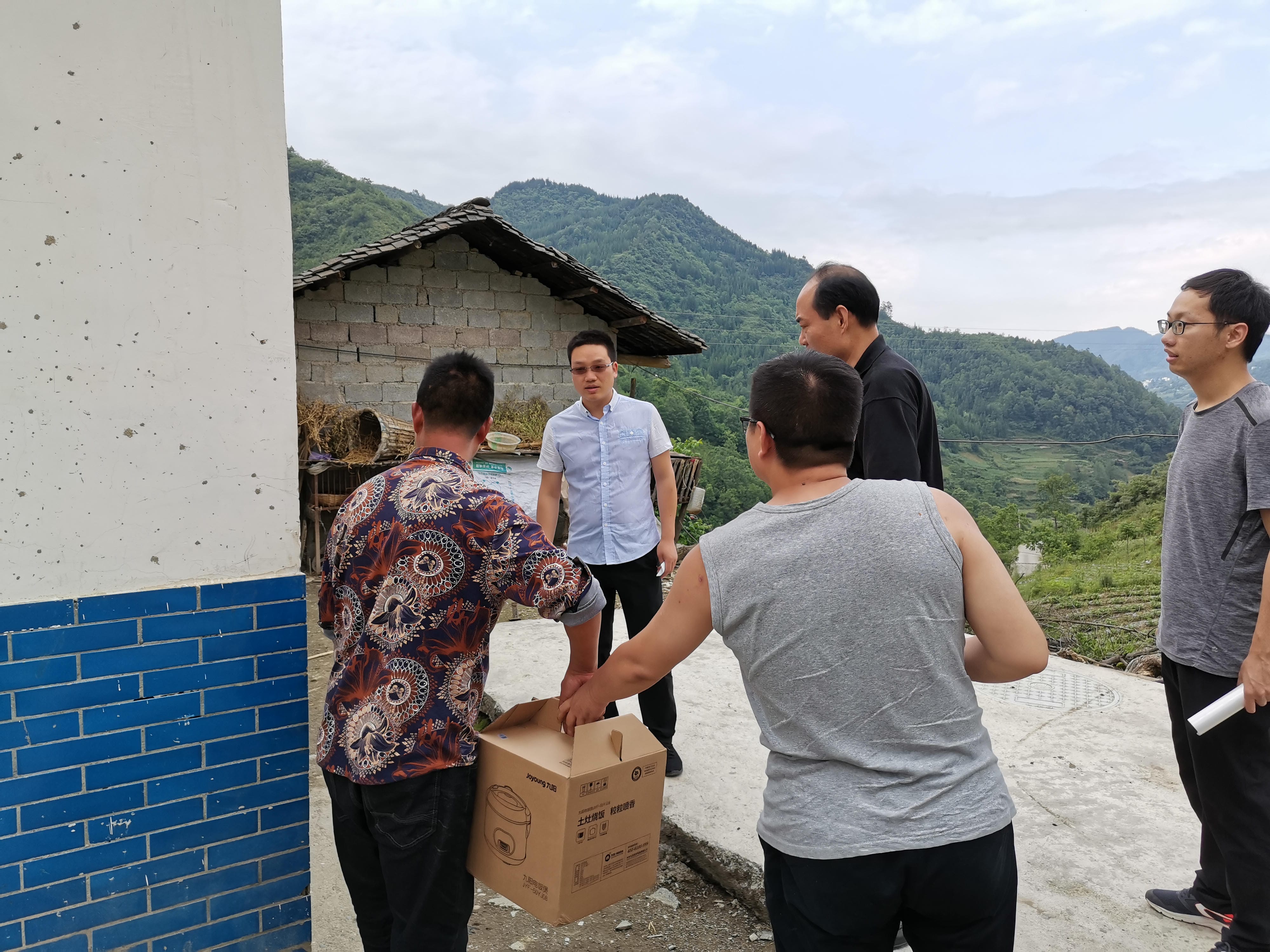 武文祥赴定点帮扶村开展帮扶事情_社会责任_企业文化_尊时凯龙有限责任公司