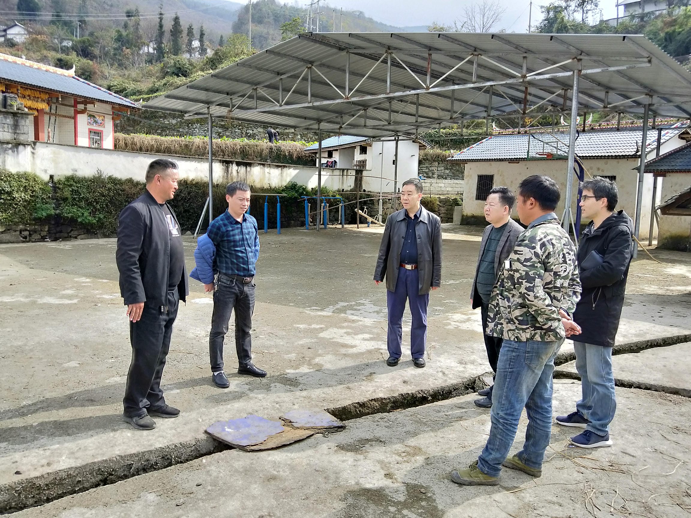 技工校党委书记黎明一行到甘洛县斯觉镇 尔库村开展扶贫事情调研_社会责任_企业文化_尊时凯龙有限责任公司