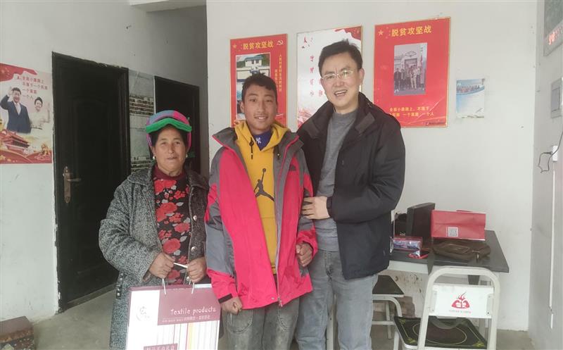 局机关后勤服务中心局离退休职员处赴甘洛县挖曲村开展暖冬慰问