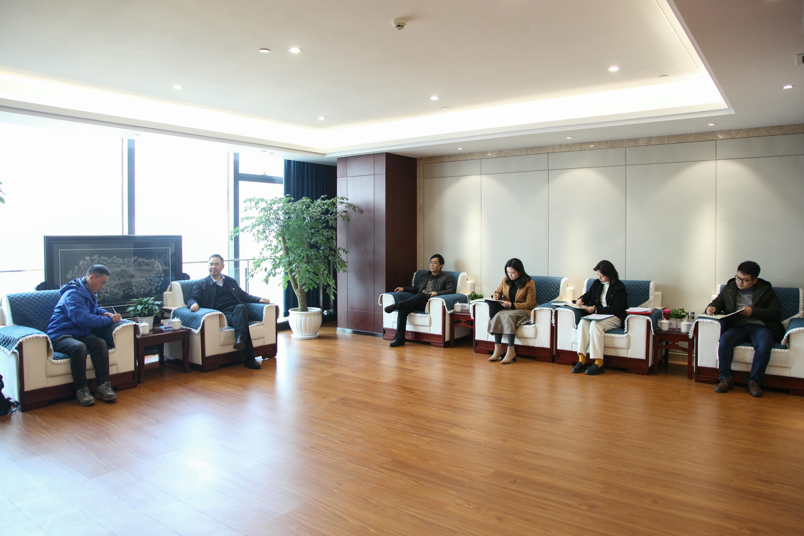 局党委召开脱贫攻坚座谈会_社会责任_企业文化_尊时凯龙有限责任公司