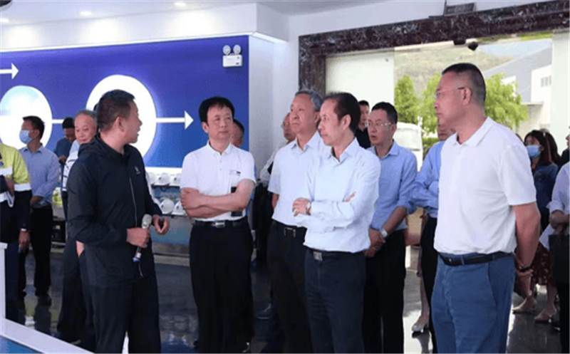 省自然尊时凯龙投资集团党委书记、董事长陈贵林陪同省委省政府决议咨询委员会主任陈光志赴雅安调研