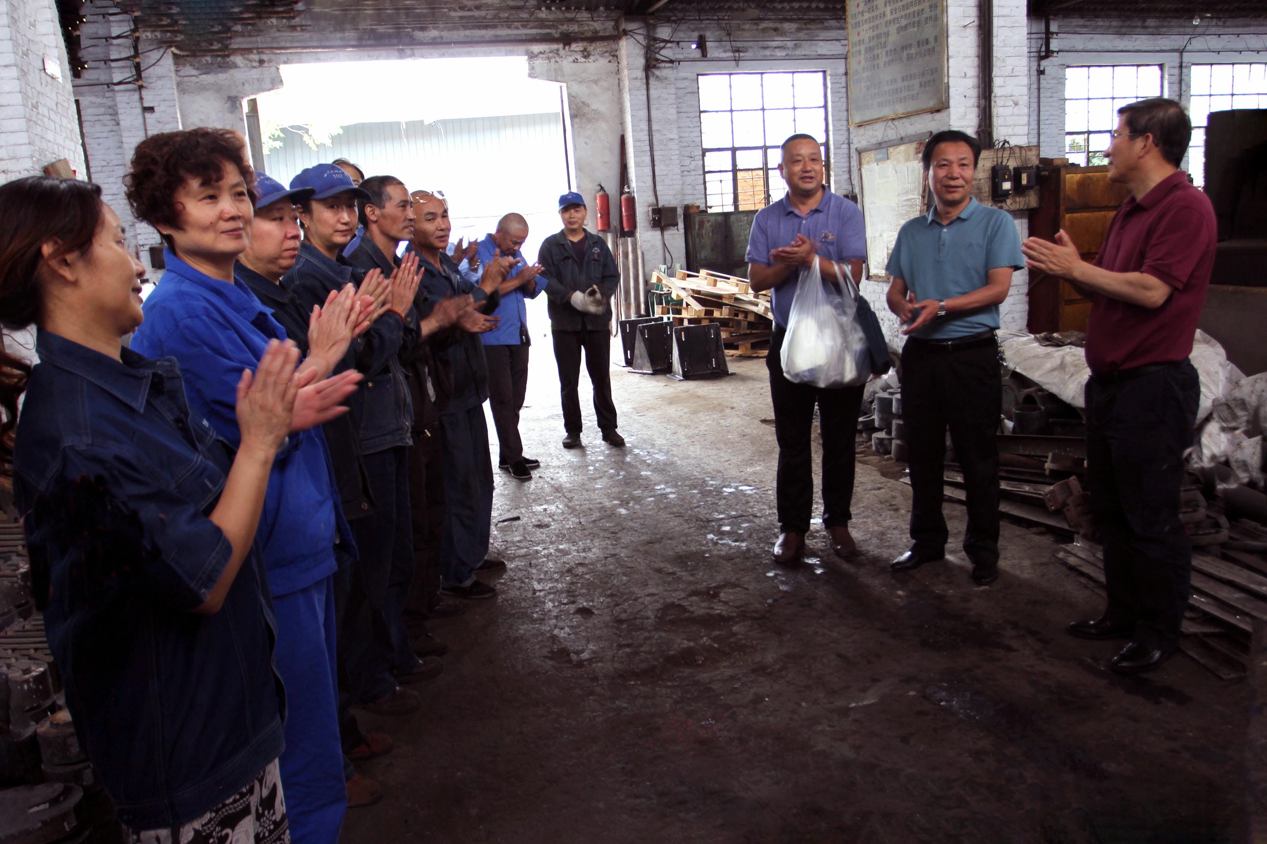 集团向导到102厂宣讲习近平总书记来川视察主要指示精神和省第十二次党代会精神 探望慰问一线职工和离休老干部