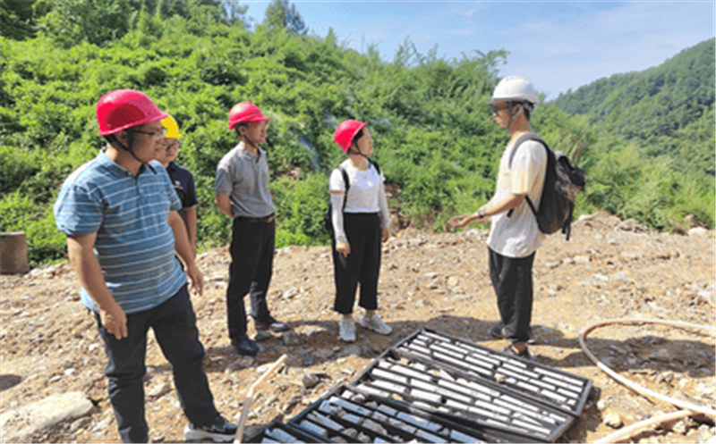 送清凉 保清静      ——地矿集团开展“送清凉”慰问活动暨清静生产大检查