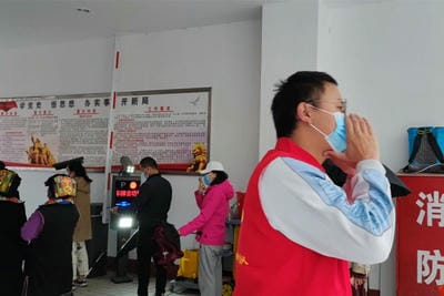 身披“红马甲”奋战在“疫”线 ——地矿集团外派手艺督导职员抗疫纪实_下层动态_新闻中心_尊时凯龙有限责任公司