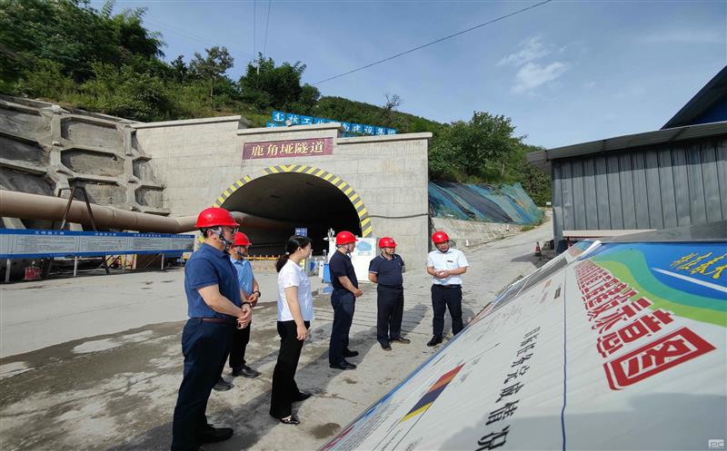 杜春茂到核西南建设集团南江鹿角垭隧道项目开展野外作业文化生涯标准化建设事情专题调研