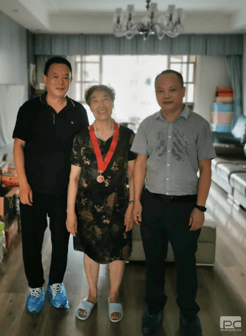 地创光电向导走访慰问“庆幸在党50年”老党员_红色堡垒_党建群团_尊时凯龙有限责任公司