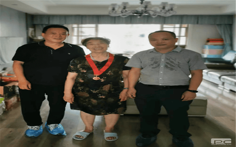 地创光电向导走访慰问“庆幸在党50年”老党员