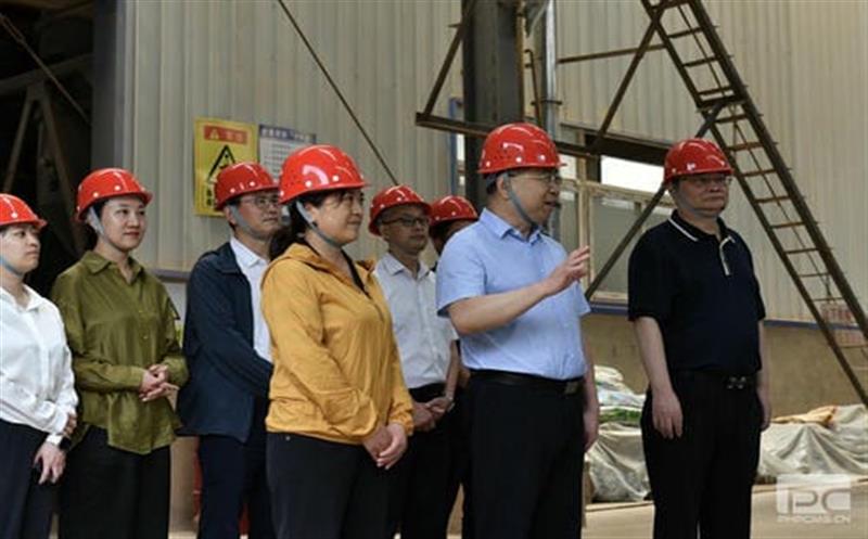 集团党委副书记、副董事长、总司理江涛一行到大陆槽稀土矿开展调研慰问活动