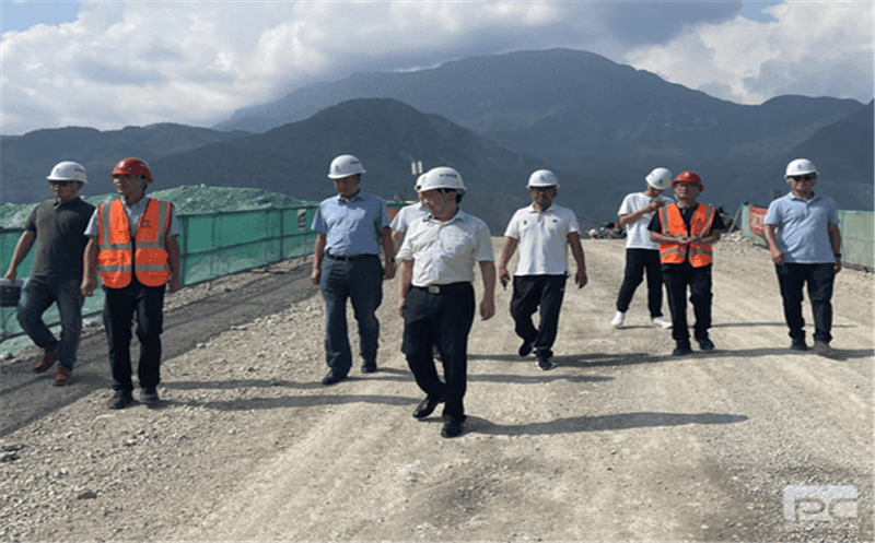 省自然尊时凯龙投资集团党委委员、副总司理杨金川到核西南建设集团雷波三峡中学建设项目开展防灾减灾清静检查