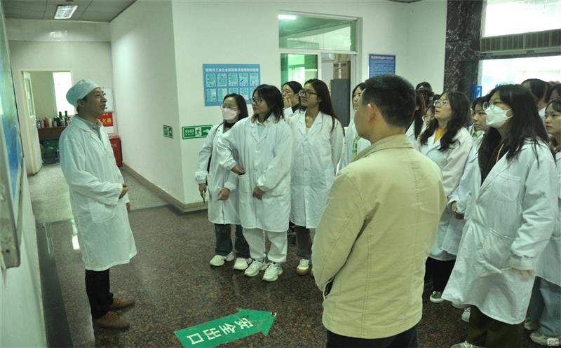 成都中医药大学民族医药学院师生到泰华堂制药旅行学习