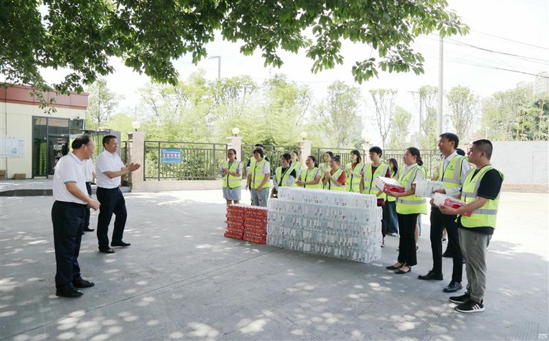 集团向导到测绘公司宣贯省委十二届五次全会精神，，，，开展夏送清凉活动