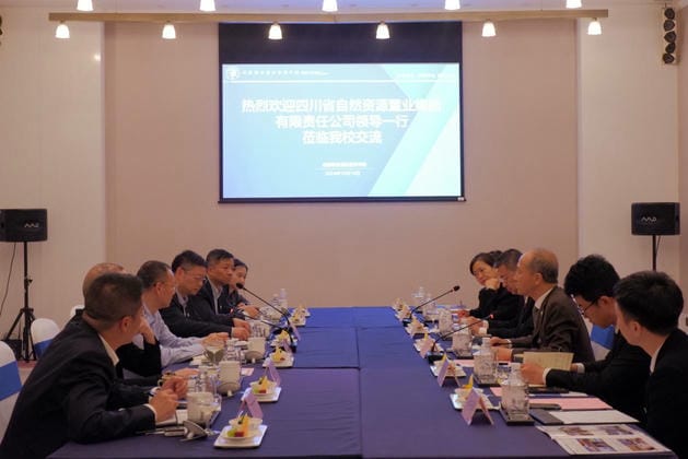 置业集团向导到成都银杏旅馆治理学院宜宾校区考察交流